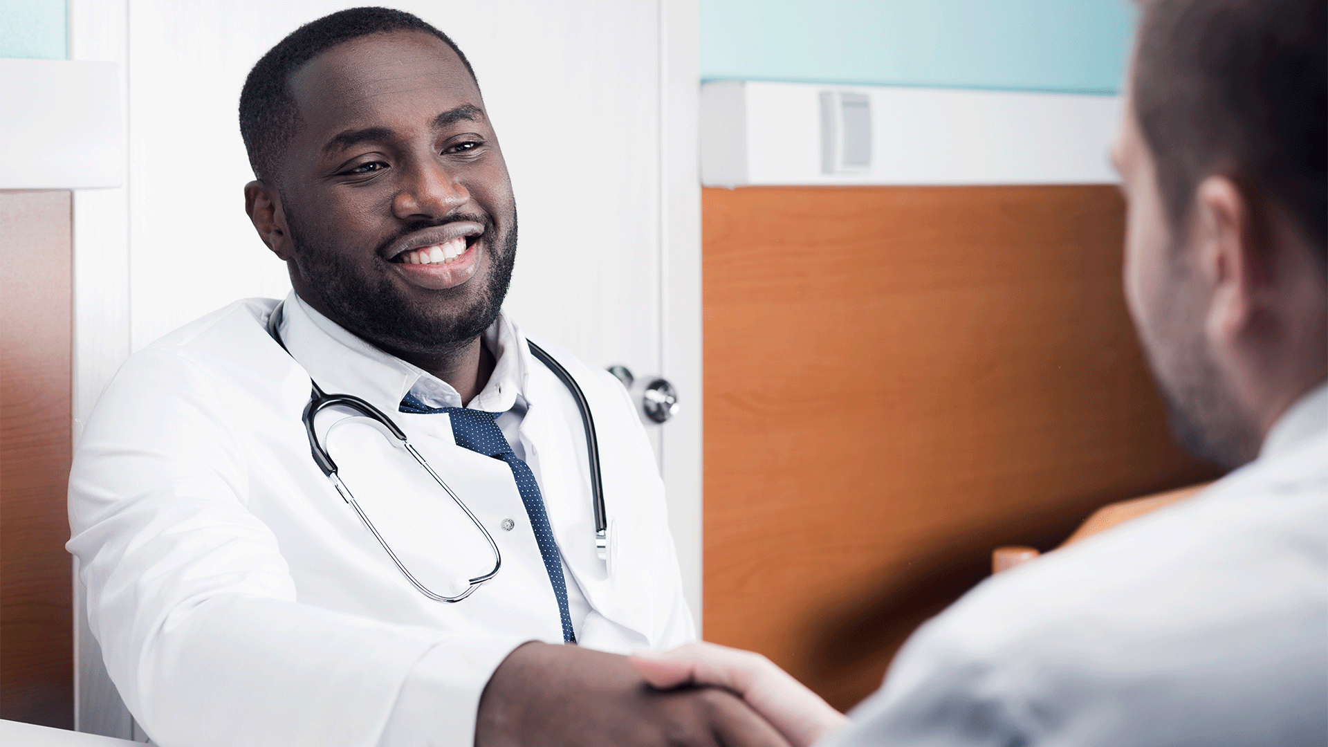 Médico atendendo paciente homem com HPV