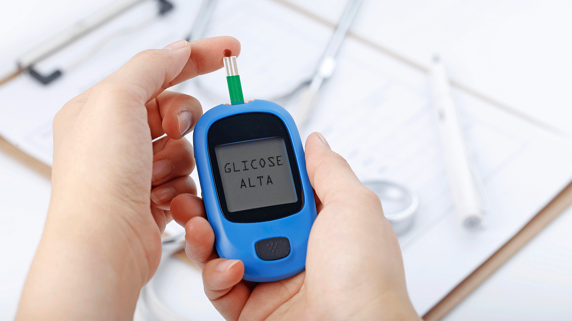 Pessoa com diabetes aferindo sua glicemia pelo glicosímetro.